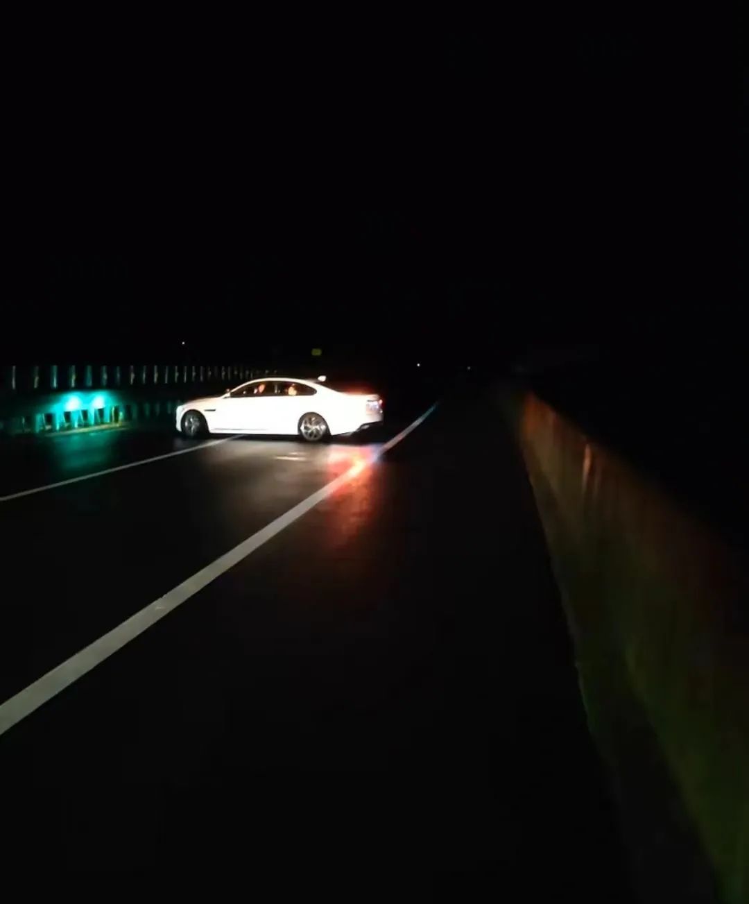 陕西商洛一高速桥面垮塌已致11人遇难,亲历者讲述:有人拦车,村民赤脚来帮忙 陕西商洛一高速桥面垮塌已致11人遇难,亲历者讲述:有人拦车,村民赤脚来帮忙