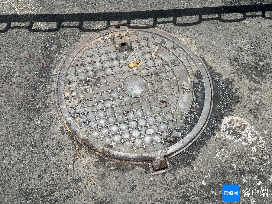 海口一骑行道地沟油溢出，致多人摔伤