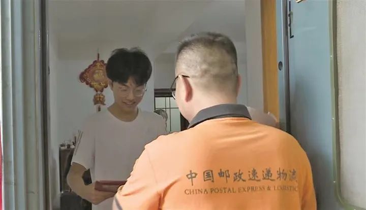 儿子考上浙大，爸爸亲手送通知书