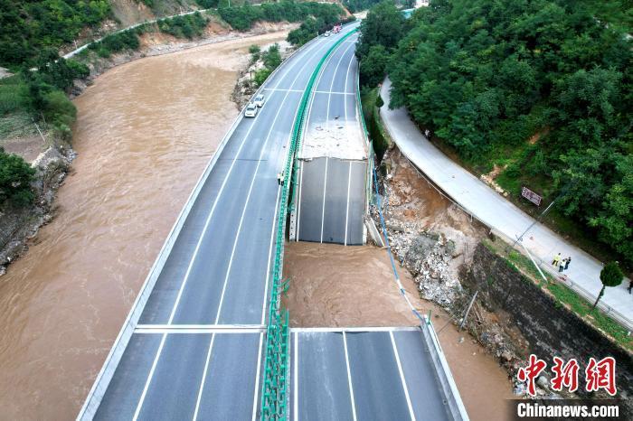 陕西柞水公路桥梁垮塌现场直击：村民半夜上高速拦车