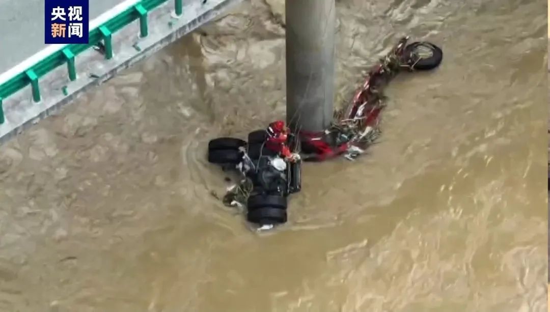 又发现三辆失联车辆！落水者讲述获救经历，陕西桥梁垮塌最新救援情况→