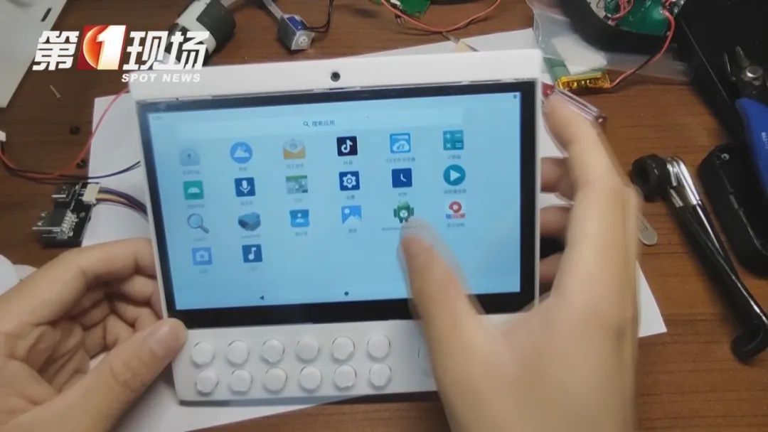 电子产品难倒奶奶？大学生亲手“爆改”！