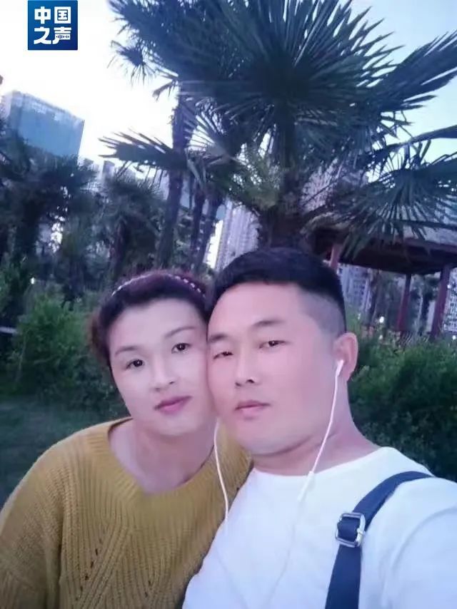 暴雨致排水井盖被冲开，担心车辆和行人发生意外，河南漯河一市民化身雨中“警示牌”