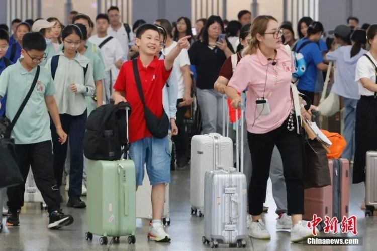 暑假“烧钱大战”上演！考驾照、暑期旅行、学习化妆穿搭……“准大一账单”难倒家长