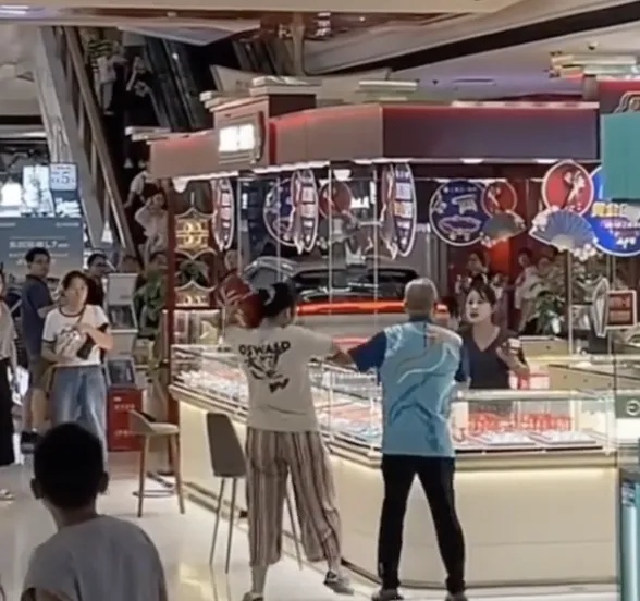 商场内丢孩子,母亲崩溃砸金店玻璃!警方回应 商场内丢孩子,母亲崩溃砸金店玻璃!警方回应