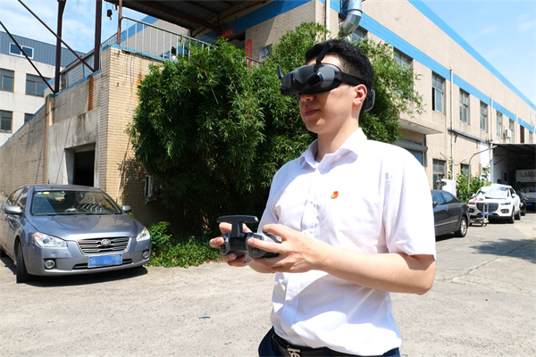 国内首单!录取通知书搭载穿越机“喜从天降” 国内首单!录取通知书搭载穿越机“喜从天降”