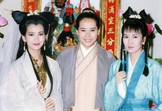 赵雅芝在杭州喊了声“相公”，看哭所有人！30年了！有人贴着退烧贴就来了...