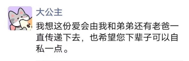 暴雨致排水井盖被冲开，担心车辆和行人发生意外，河南漯河一市民化身雨中“警示牌”