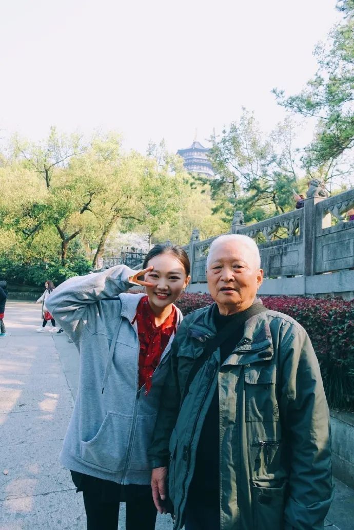 西湖边的“免费导游”，是宝藏啊！遇上他的都是幸运儿！网友：真学霸！