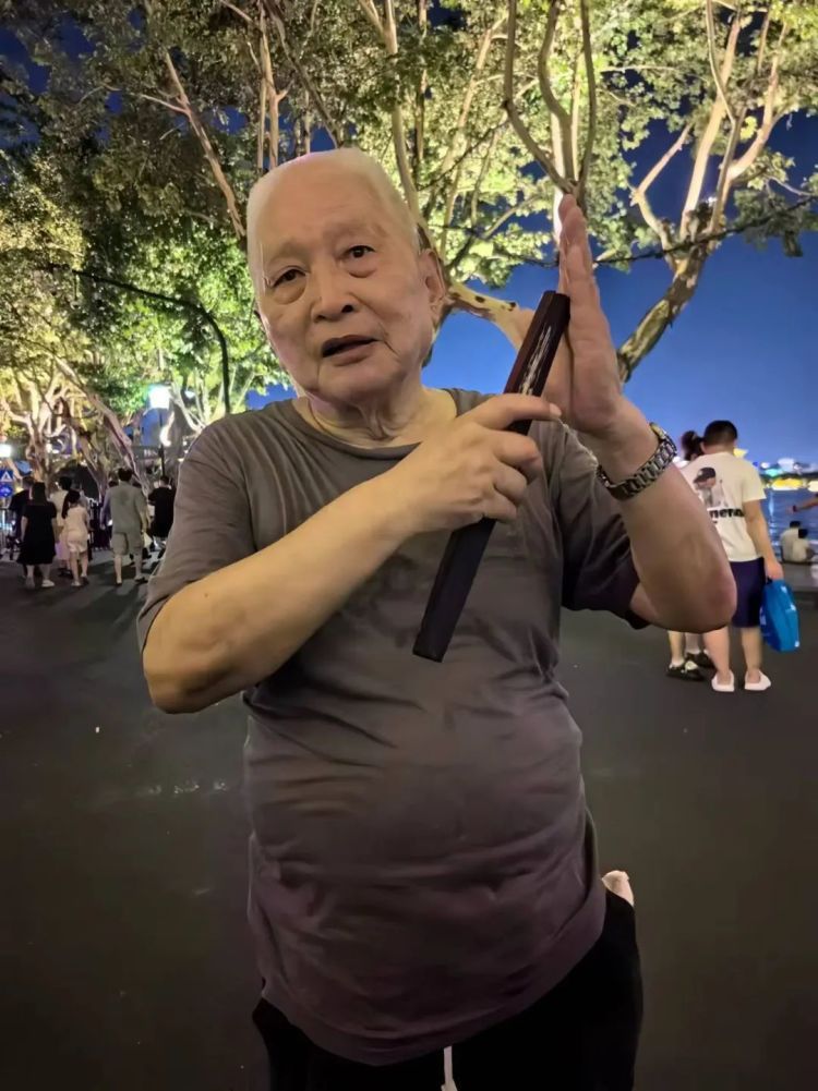 西湖边的“免费导游”，是宝藏啊！遇上他的都是幸运儿！网友：真学霸！