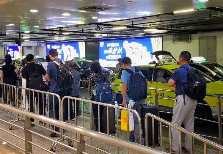 “公交难找、网约车贵、出租车态度差”，虹桥枢纽交通的“三公里魔咒”如何打破？