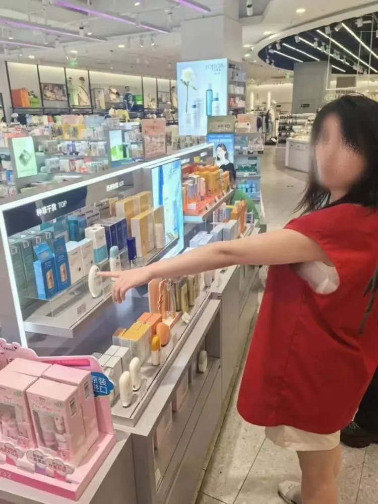 女白领盗窃成瘾，连续作案被抓现行！