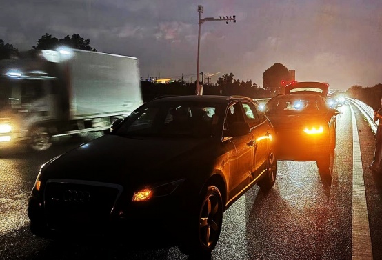 “路怒”司机高速斗气别车相撞！成都交警：查实、拘留！