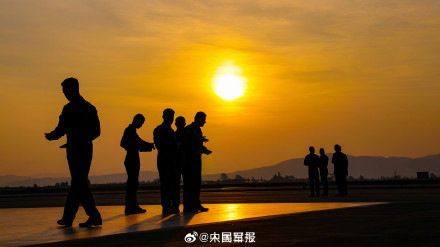 氛围感拉满！战机霞光同框美如电影海报