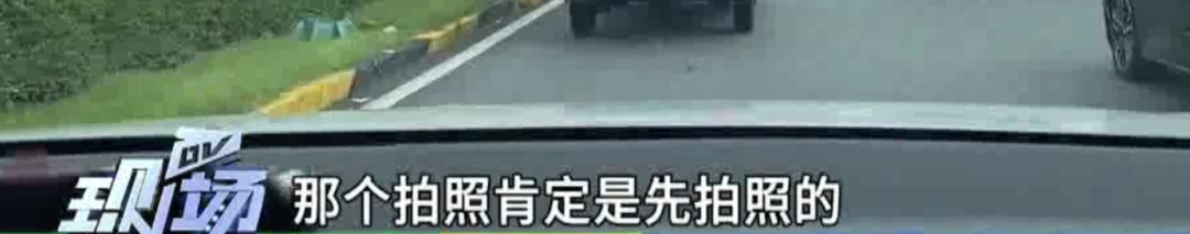 发生事故后没有及时撤离,下一秒,后方车刹车不及… 发生事故后没有及时撤离,下一秒,后方车刹车不及…