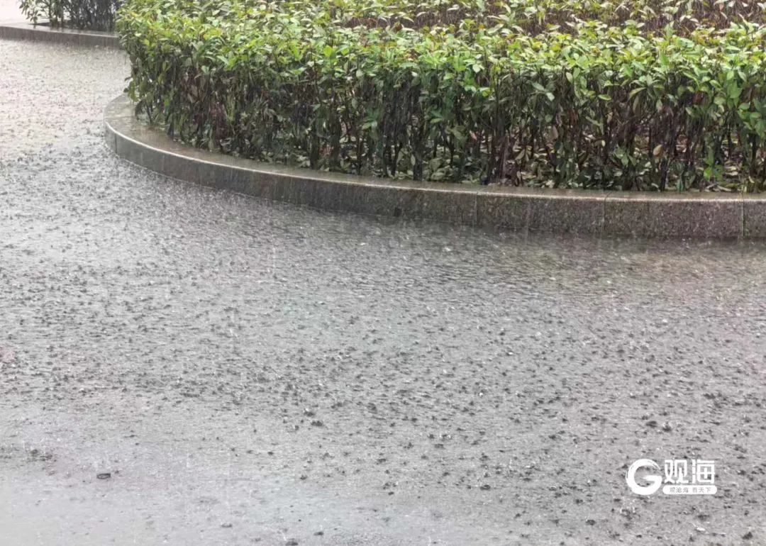一秒天黑，青岛连发多个暴雨预警！部分道路积水严重！多个景点临时关闭……