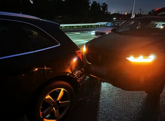 “路怒”司机高速斗气别车相撞！成都交警：查实、拘留！