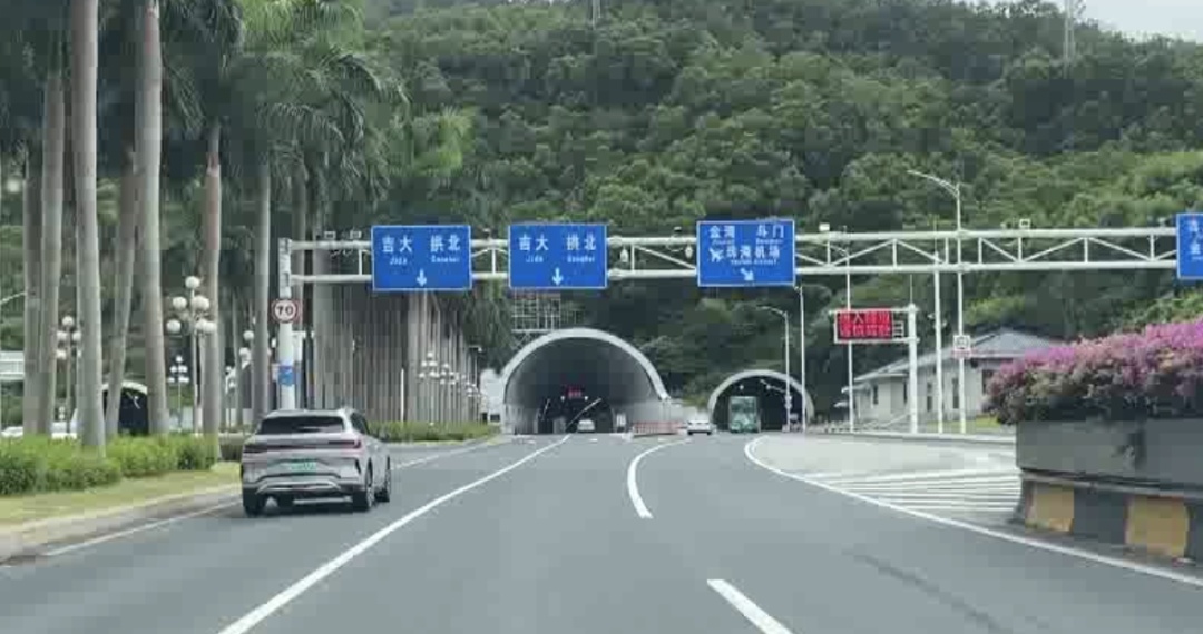 发生事故后没有及时撤离,下一秒,后方车刹车不及… 发生事故后没有及时撤离,下一秒,后方车刹车不及…