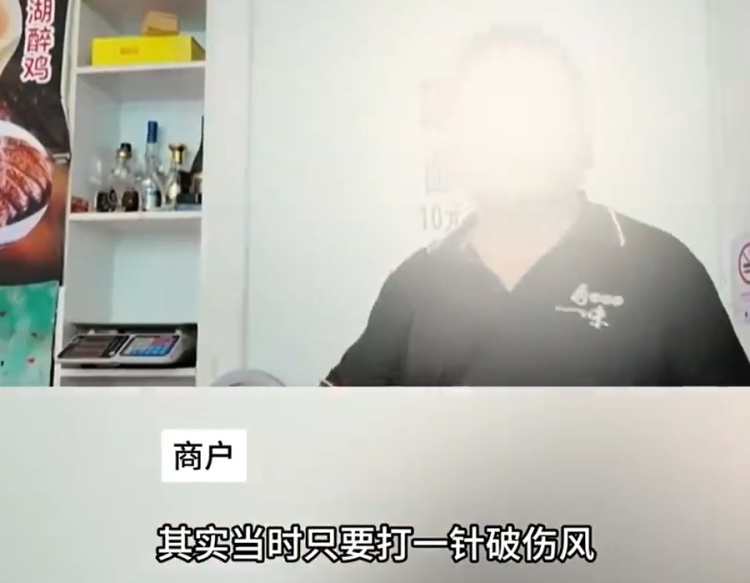 大爷帮商户抓老鼠被咬伤,更令人心寒的是…… 大爷帮商户抓老鼠被咬伤,更令人心寒的是……