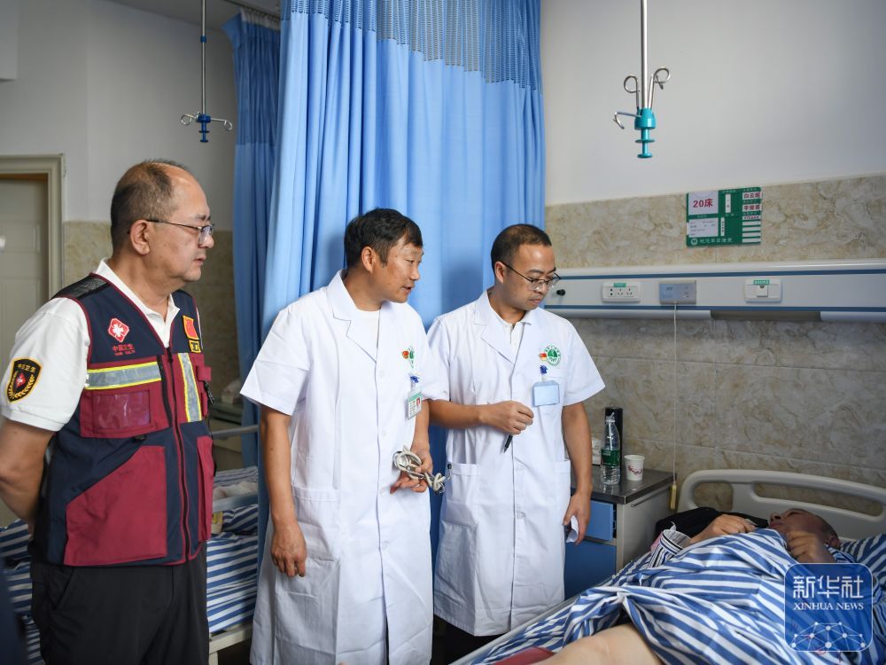 救治四川汉源山洪泥石流灾害伤员