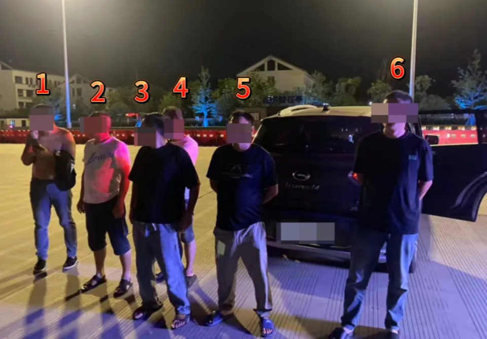 高速上前车后备厢出现两张人脸，男子报警后发现……