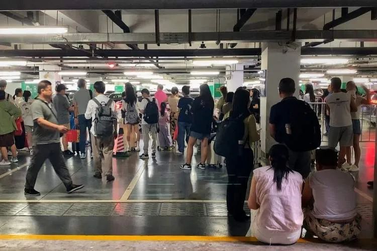 “公交难找、网约车贵、出租车态度差”，虹桥枢纽交通的“三公里魔咒”如何打破？