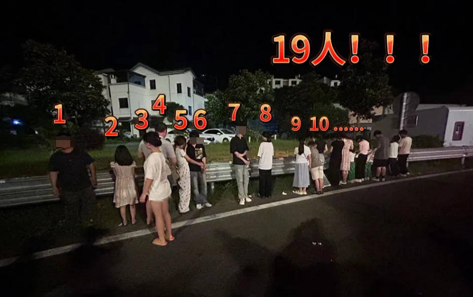 高速上前车后备厢出现两张人脸，男子报警后发现……