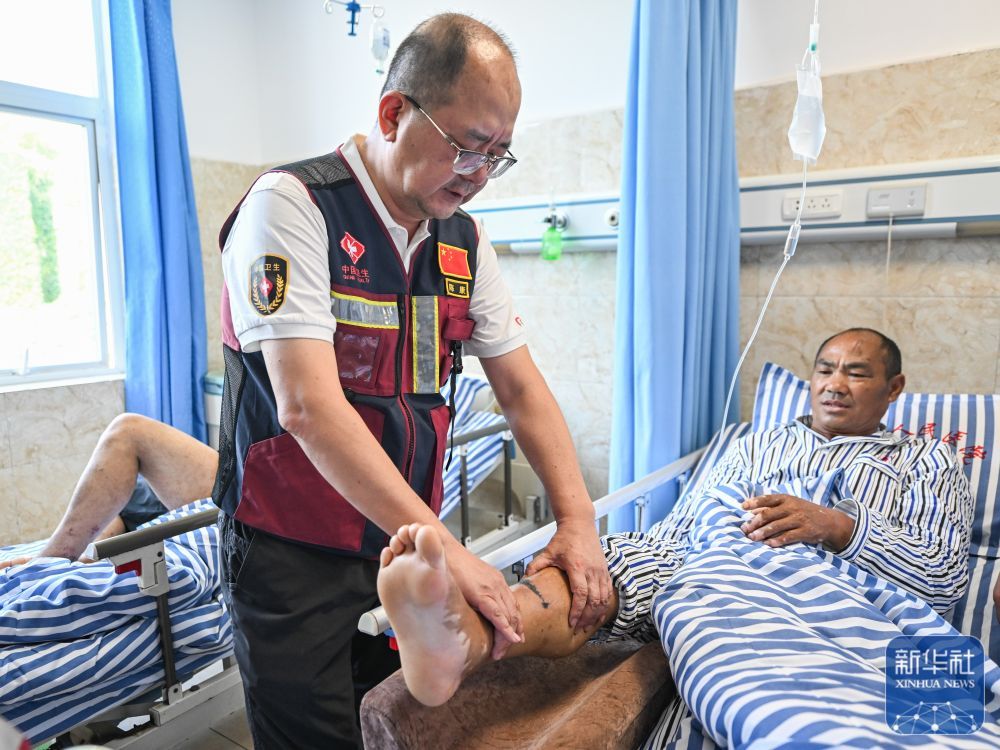 救治四川汉源山洪泥石流灾害伤员