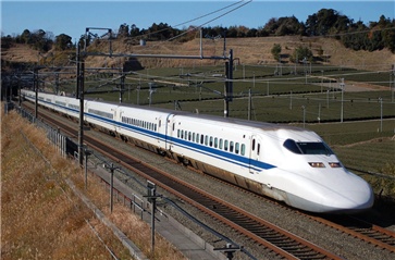 突发!日本一铁路维护用车脱轨 突发!日本一铁路维护用车脱轨