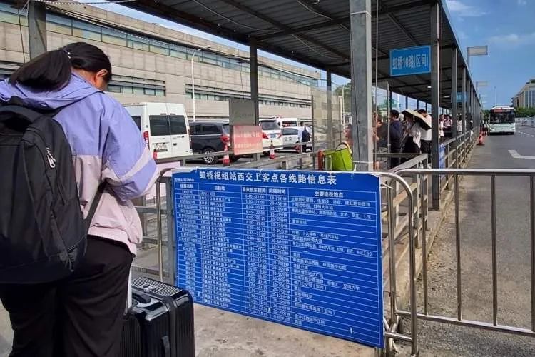 “公交难找、网约车贵、出租车态度差”，虹桥枢纽交通的“三公里魔咒”如何打破？