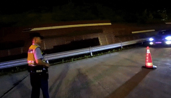 高速上前车后备厢出现两张人脸，男子报警后发现……