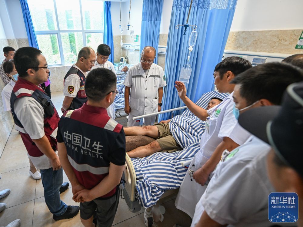 救治四川汉源山洪泥石流灾害伤员