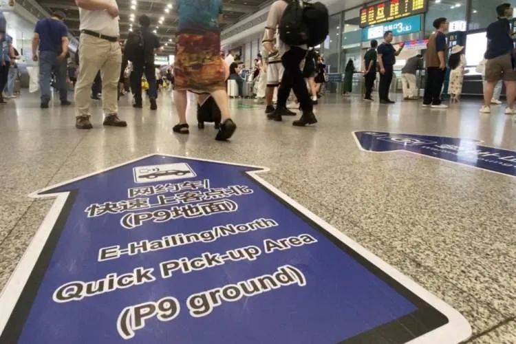“公交难找、网约车贵、出租车态度差”，虹桥枢纽交通的“三公里魔咒”如何打破？