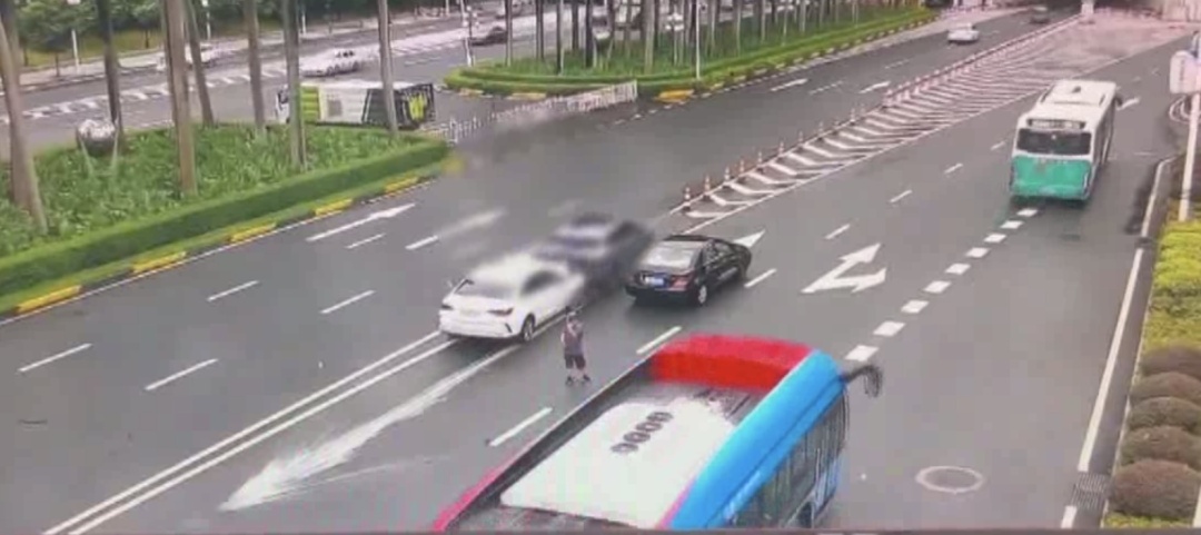 发生事故后没有及时撤离,下一秒,后方车刹车不及… 发生事故后没有及时撤离,下一秒,后方车刹车不及…