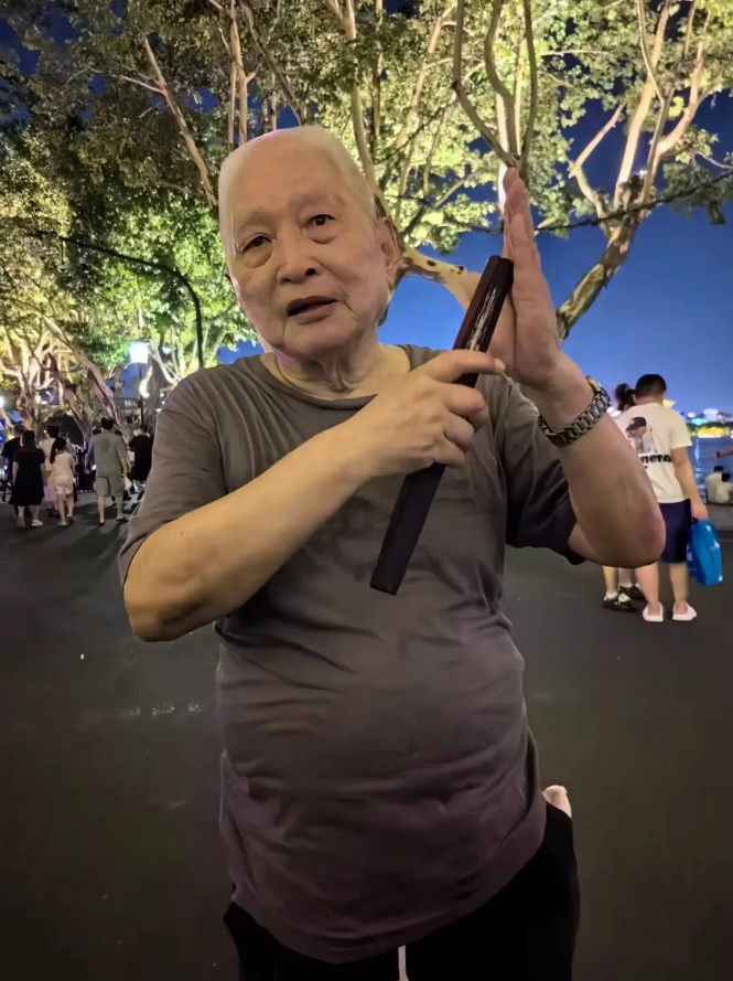 西湖边又一位大爷火了！有人为了他退票、改签！“这事，全看缘分”