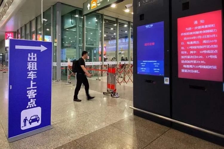 “公交难找、网约车贵、出租车态度差”，虹桥枢纽交通的“三公里魔咒”如何打破？