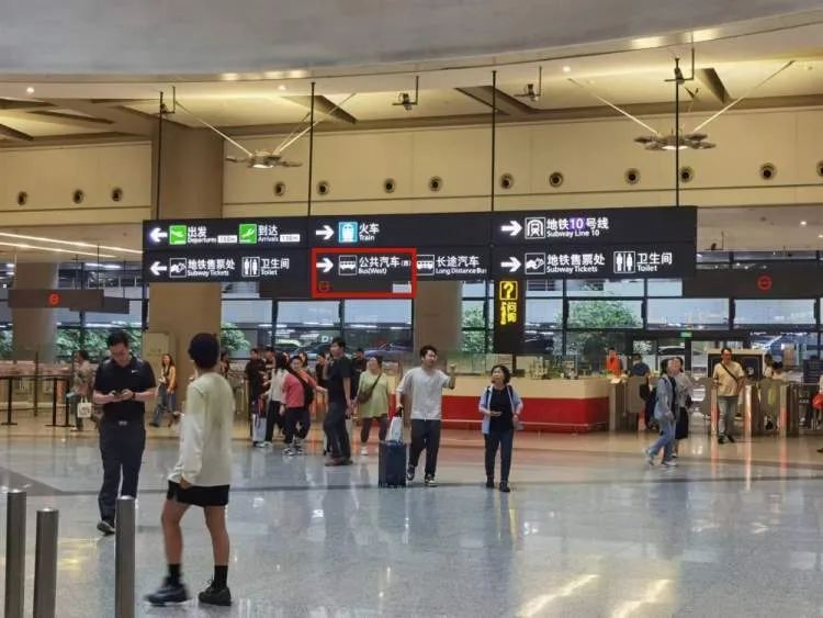 “公交难找、网约车贵、出租车态度差”，虹桥枢纽交通的“三公里魔咒”如何打破？