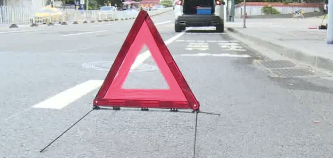 发生事故后没有及时撤离,下一秒,后方车刹车不及… 发生事故后没有及时撤离,下一秒,后方车刹车不及…