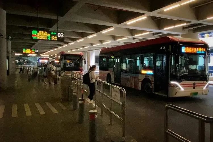 “公交难找、网约车贵、出租车态度差”，虹桥枢纽交通的“三公里魔咒”如何打破？