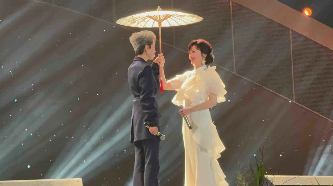 61岁叶童在机场被吓懵！有人突然冲出来...