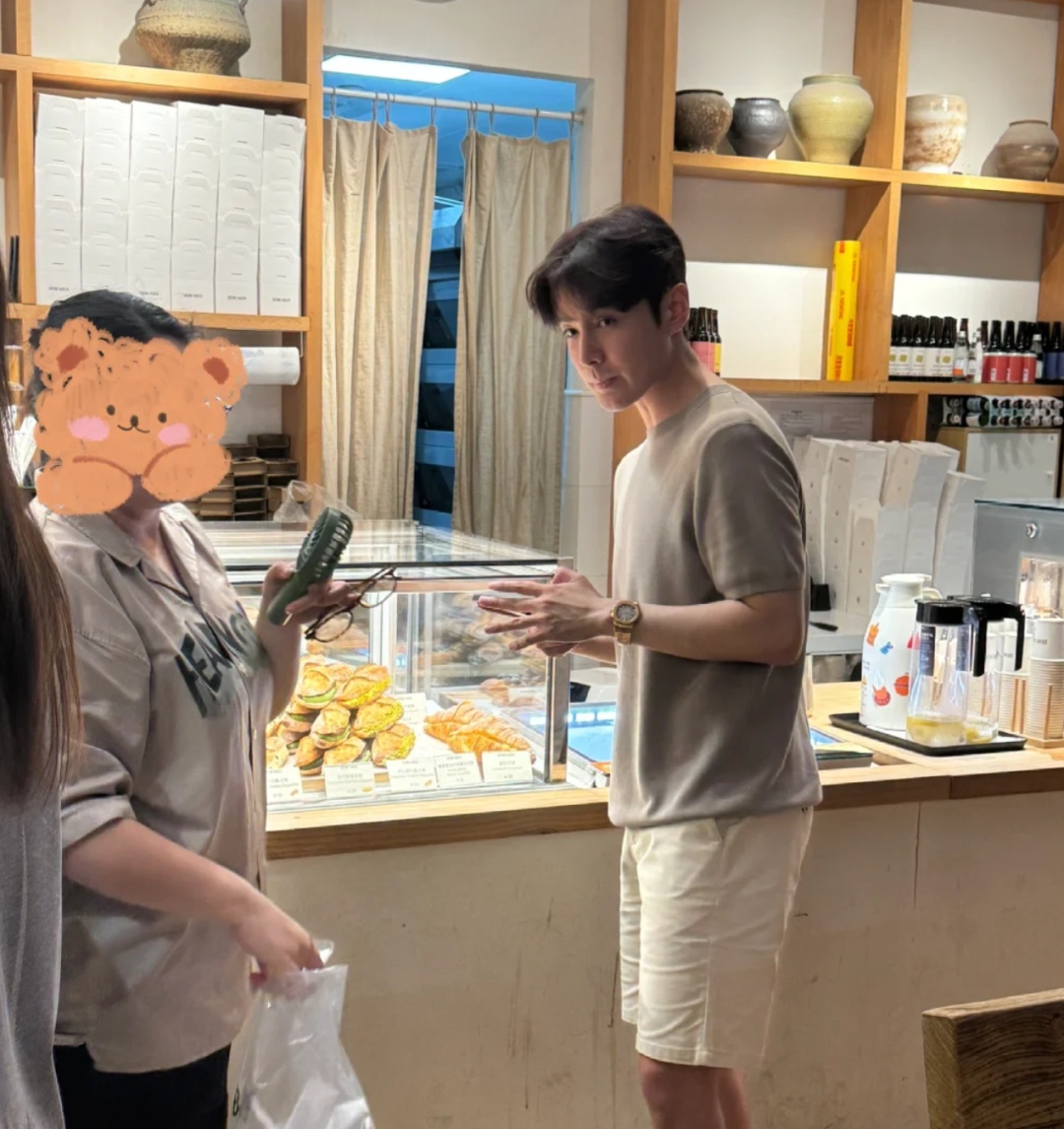上海网红面包店“翻车”？蟑螂爬进爬出，不是第一次？