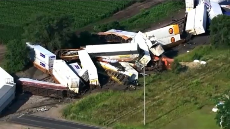 美国同日两列火车脱轨 事故频发何时休? 美国同日两列火车脱轨 事故频发何时休?