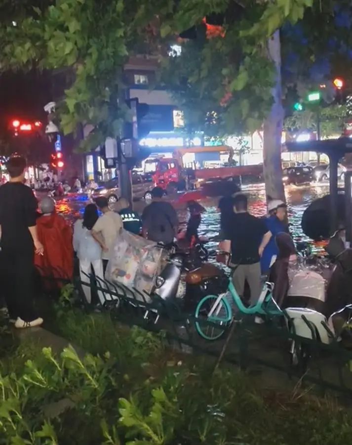 河南郑州暴雨致路人触电身亡？警方介入→