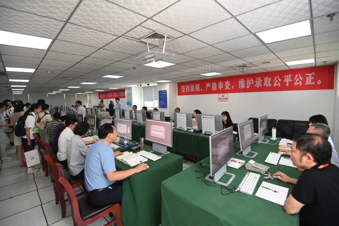探访2024年重庆高考录取场→“考生”这样变“新生”