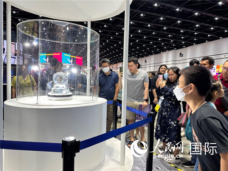 “嫦娥五号”月球样品首次在海外展出 “嫦娥五号”月球样品首次在海外展出