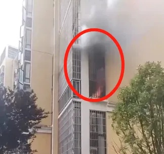 5岁幼童书房中另类“看书”，将书房变身“火海”