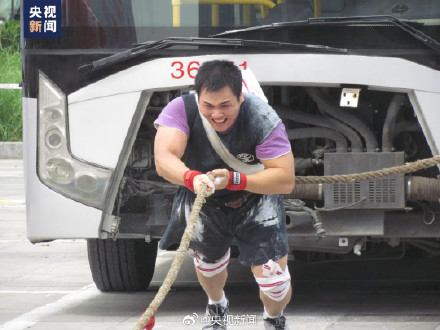 哲学教授夺力量举国际冠军