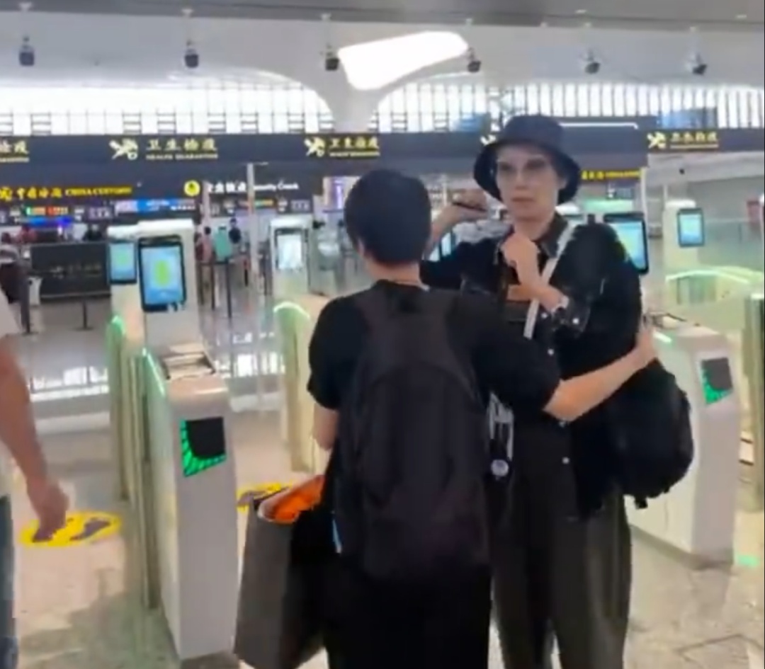 61岁叶童在机场被吓懵！有人突然冲出来...