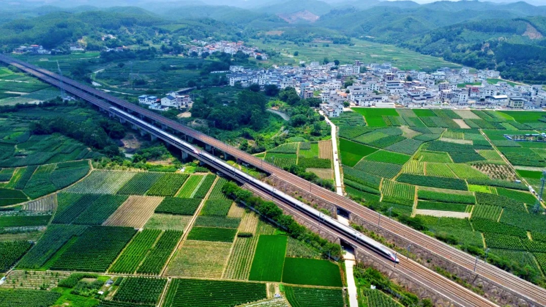 铁路附近放飞无人机、动车上吸烟、铁轨上拍照……这些人挨罚了 铁路附近放飞无人机、动车上吸烟、铁轨上拍照……这些人挨罚了