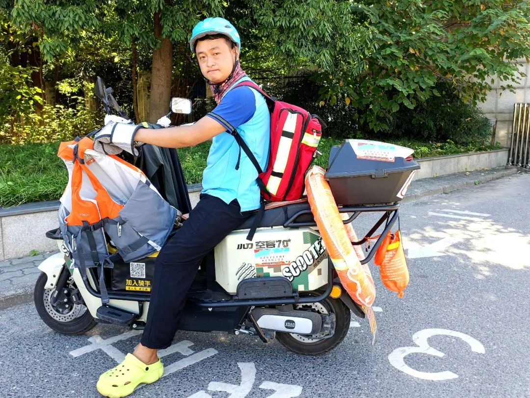 武汉外卖员背着AED上班,“希望用不上,但用上就能救命” 武汉外卖员背着AED上班,“希望用不上,但用上就能救命”